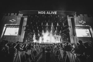 Reportagem do festival NOS Alive 2018, realizado no Passeio Marítimo de Algés, entre os dias 12 a 14 de Julho de 2018, com Pearl Jam, QOTSA, The National... - INTRO