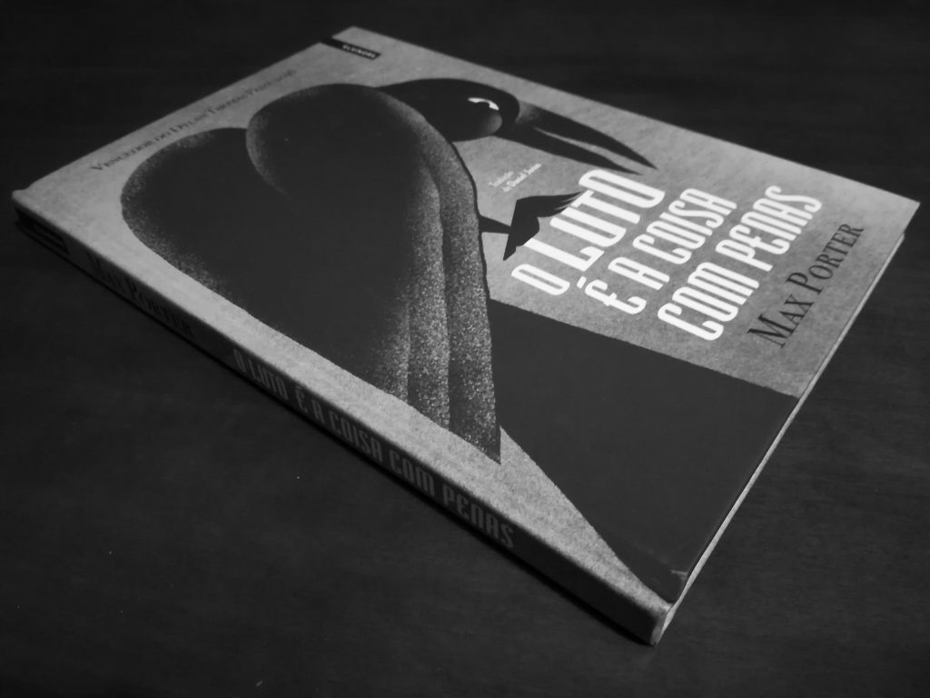 Recensão crítica do livro O Luto é a Coisa com Penas, escrito por Max Porter e editado em Portugal pela Elsinore em 2016 | INTRO