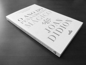 Recensão crítica do livro O Ano do Pensamento Mágico, da norte-americana Joan Didion, publicado em Portugal, no ano de 2017, pela Cultura Editora | INTRO