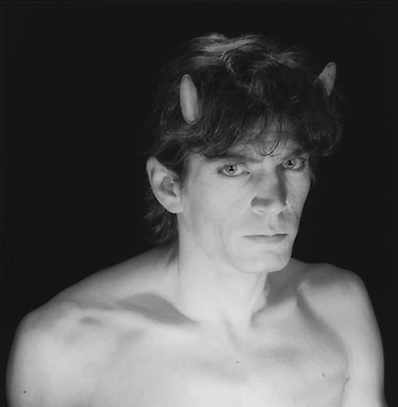 Crónica acerca da polémica em torno da exposição Robert Mapplethorpe: Pictures, patente no Museu de Serralves e da demissão do seu director João Ribas. | INTRO