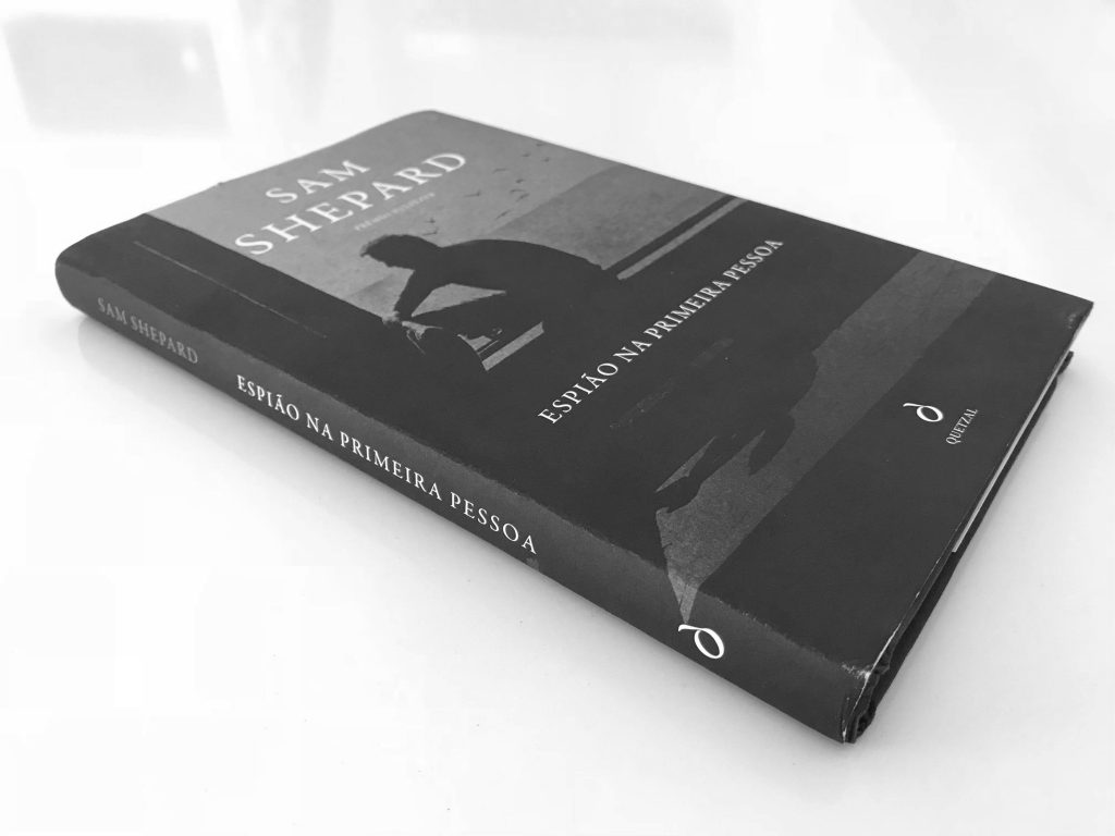 Recensão do derradeiro livro do norte-americano Sam Shepard, entitulado Espião na Primeira Pessoa, editado em 2018 pela Quetzal | INTRO