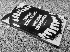 Recensão crítica do livro "Teoria King Kong", escrito pela francesa Virginie Despentes e editado em Portugal pela Orfeu Negro em 2016 | INTRO