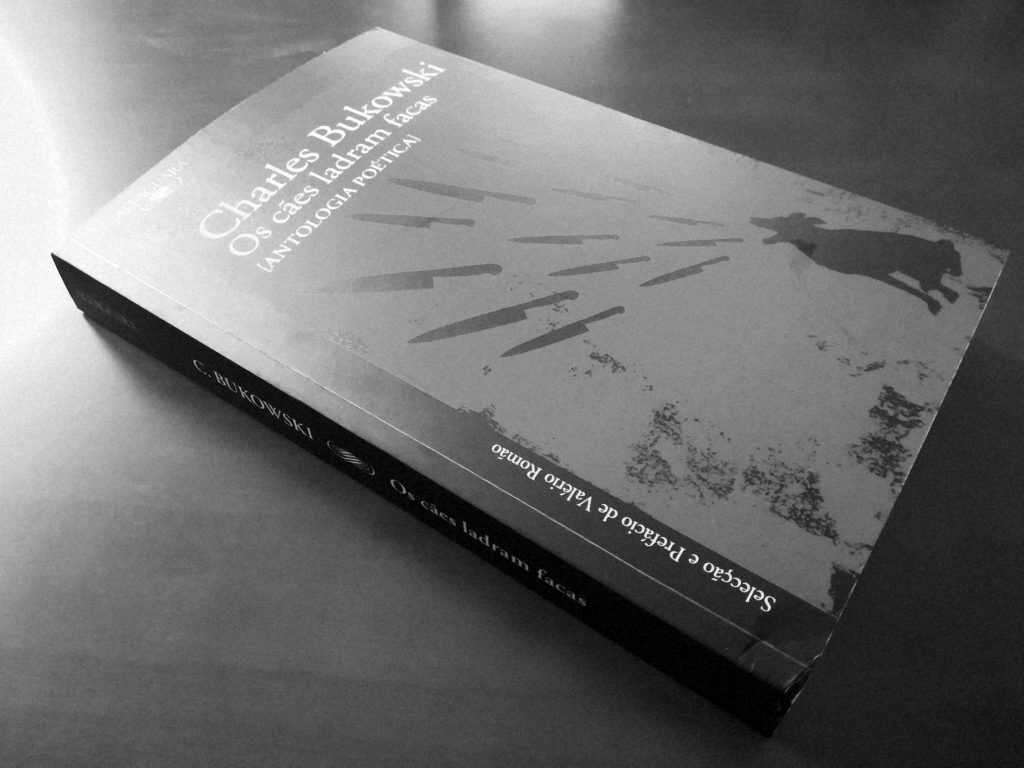 Recensão da antologia poética "Os cães ladram facas" do escritor norte americano Charles Bukowski, editada pela Alfaguara em 2018 | INTRO