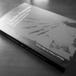 Os cães ladram facas – Charles Bukowski (Alfaguara, 2018)