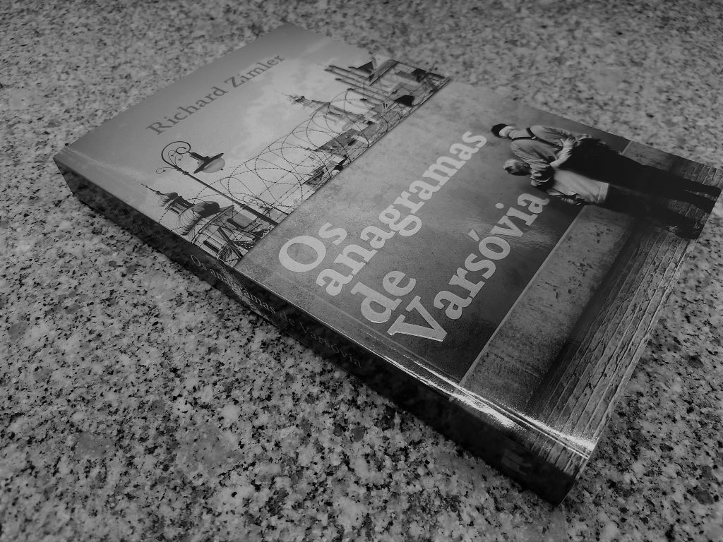 Recensão do livro Os Anagramas de Varsóvia do escritor americano Richard Zimler, publicado pela editora Porto Editora no ano de 2020 | INTRO