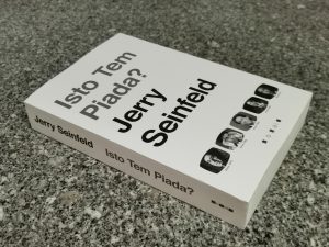 Recensão crítica do livro Isto Tem Piada? do comediante norte-americano Jerry Seinfeld, publicado em Portugal em 2020 com a chancela Vogais | INTRO