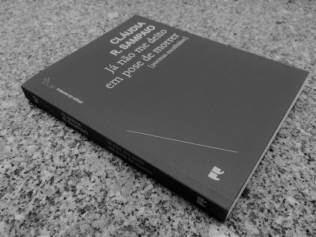 Recensão crítica da colectânea de poesia "Já não me deito em pose de morrer" da poeta Cláudia R. Sampaio com edição da Porto Editora em 2020 | INTRO