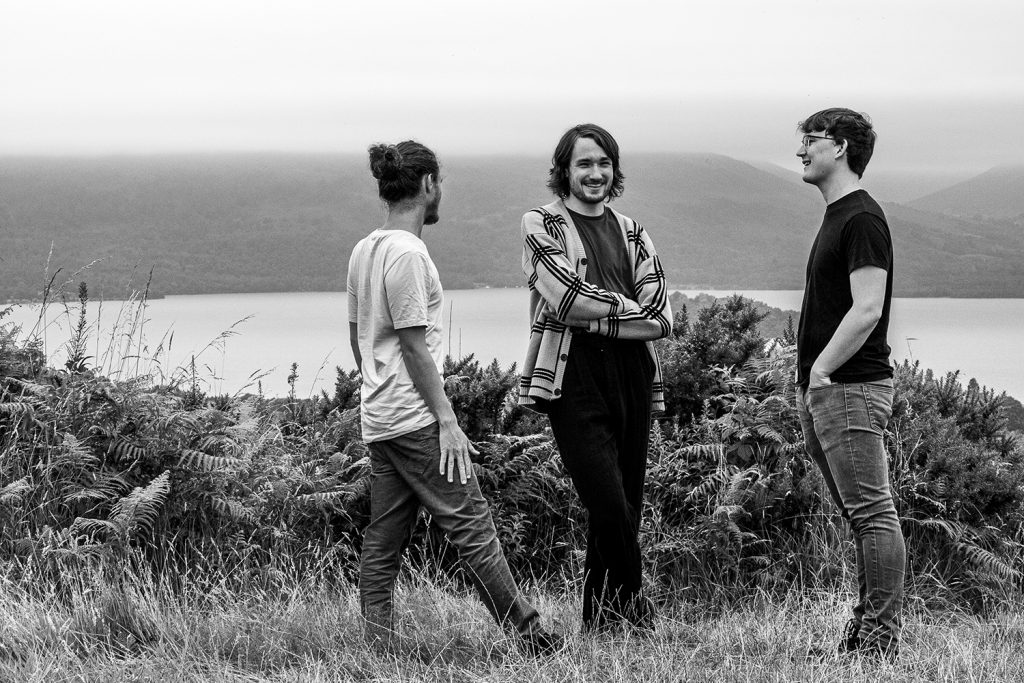 Crítica de Cairn, segundo álbum do pianista jazz escocês Fergus McCreadie com o seu trio, a estreia na editora britânica Edition Records | INTRO